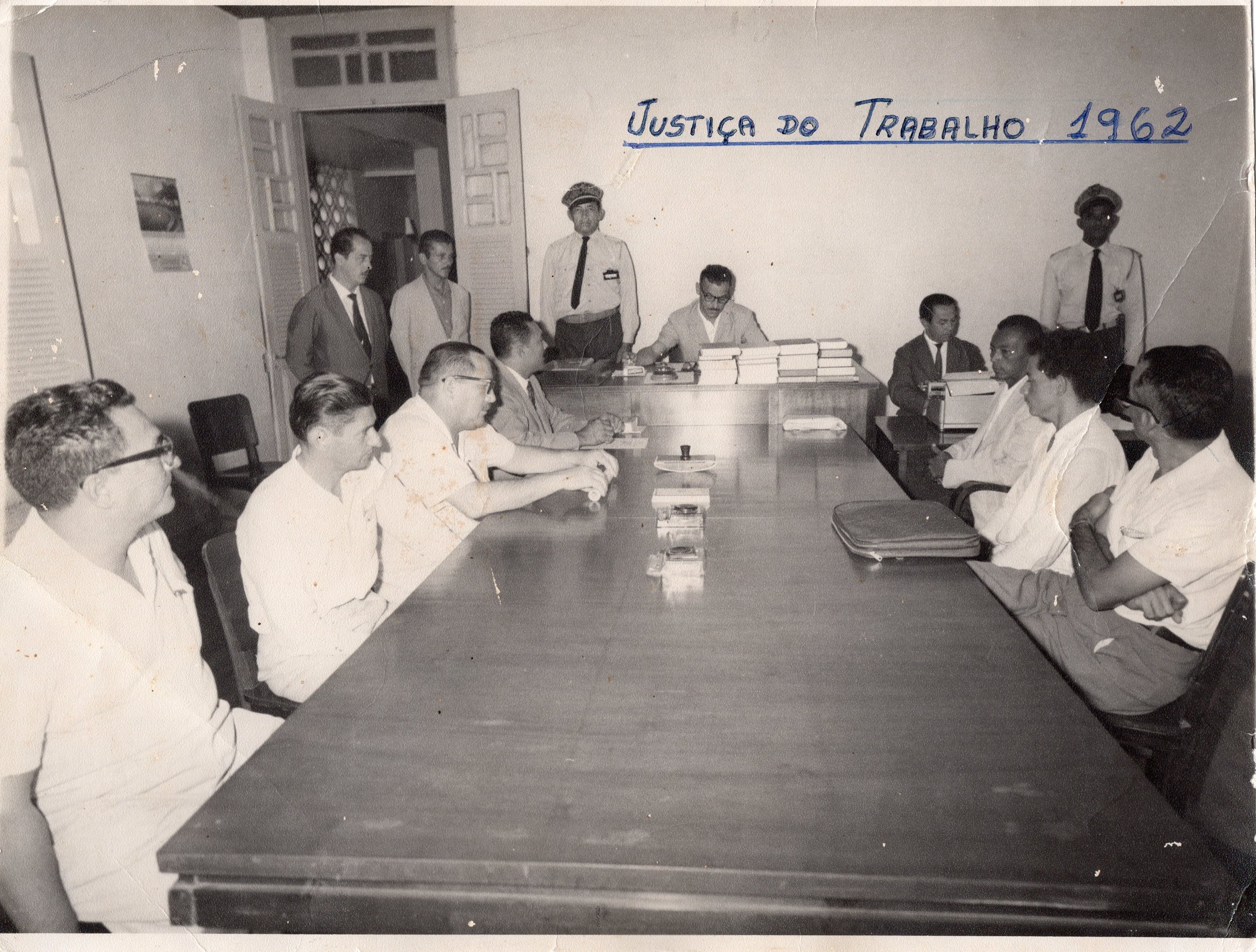 foto da primeira audiência na junta de conciliação e julgamento de Corumbá, no então estado de Mato Grosso. 