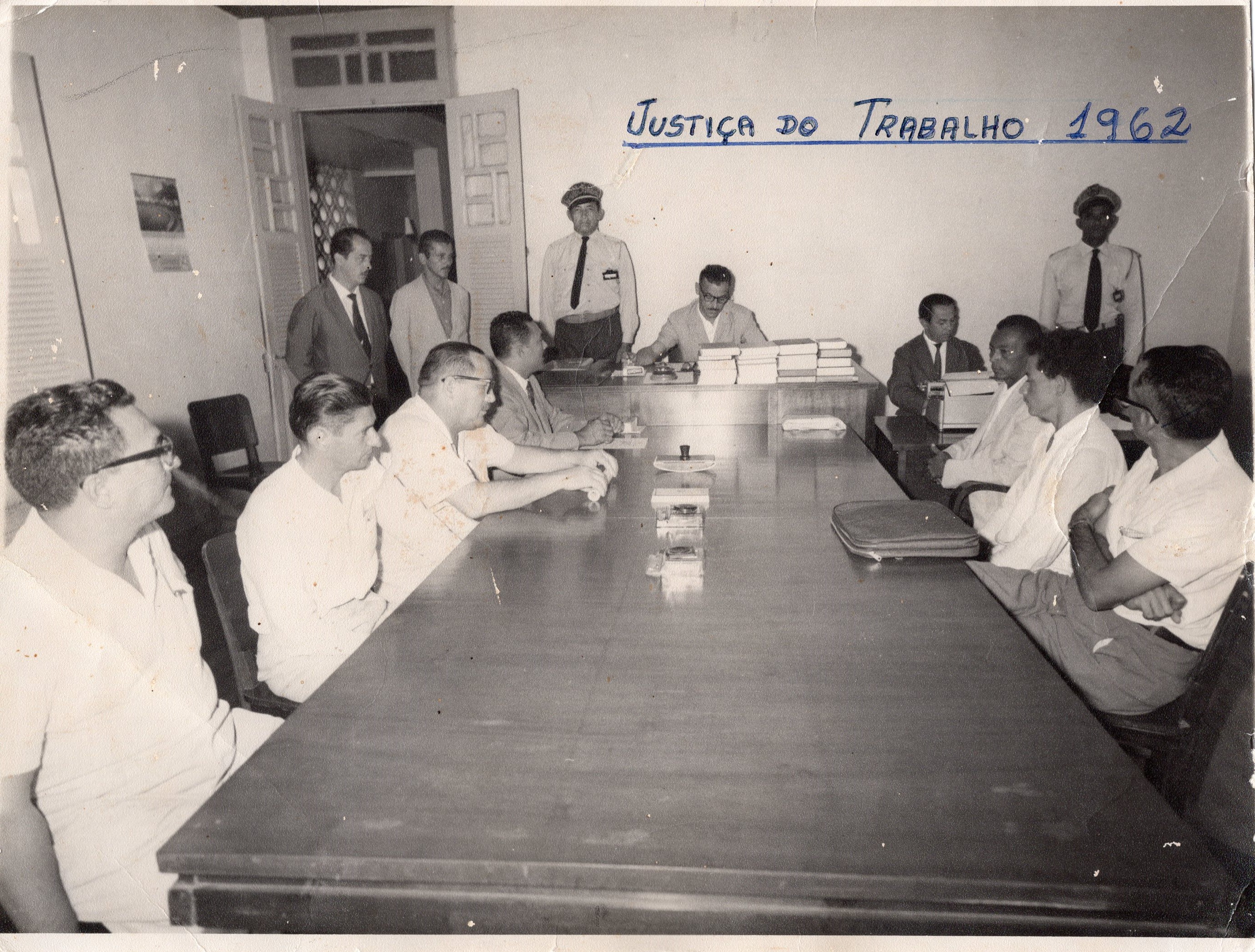 foto da primeira audiência na junta de conciliação e julgamento de Corumbá, no então estado de Mato Grosso.