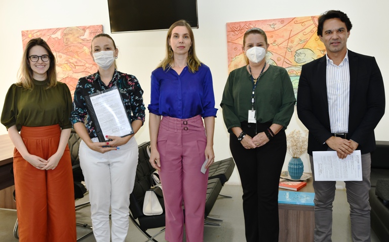 Fotografia que capturou o momento da visita da secretária-geral da presidência, Claudia Giseli Vilela Marques, e a assistente do presidente, Eliana Sanderson.