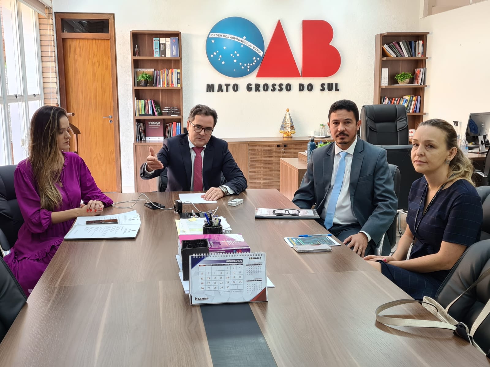 Foto que registra o momento em que o Presidente da OAB MS Bitto Pereira e a Vice-Presidente Camila Bastos receberam a visita do juiz auxiliar da Presidência do TRT MS, Izidoro Oliveira Paniago, e da assistente do presidente Desembargador André Luís Moraes de Oliveira, Eliana Sanderson, para tratar do projeto