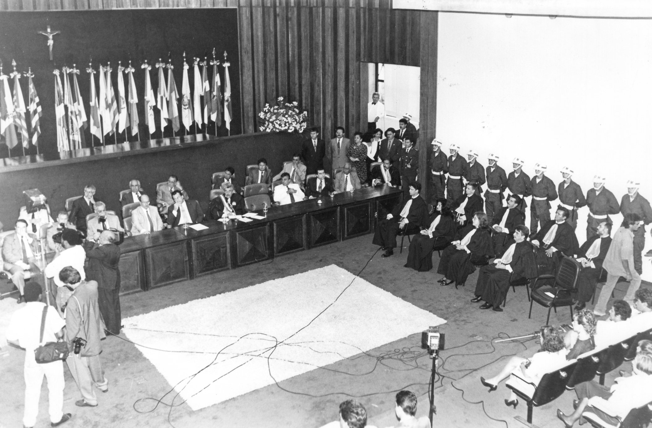 Foto exibindo os desembargadores e demais autoridades durante a sessão solene de inauguração do Tribunal Regional da 24ª Região, realizada na Assembleia Legislativa de MS, em 1993