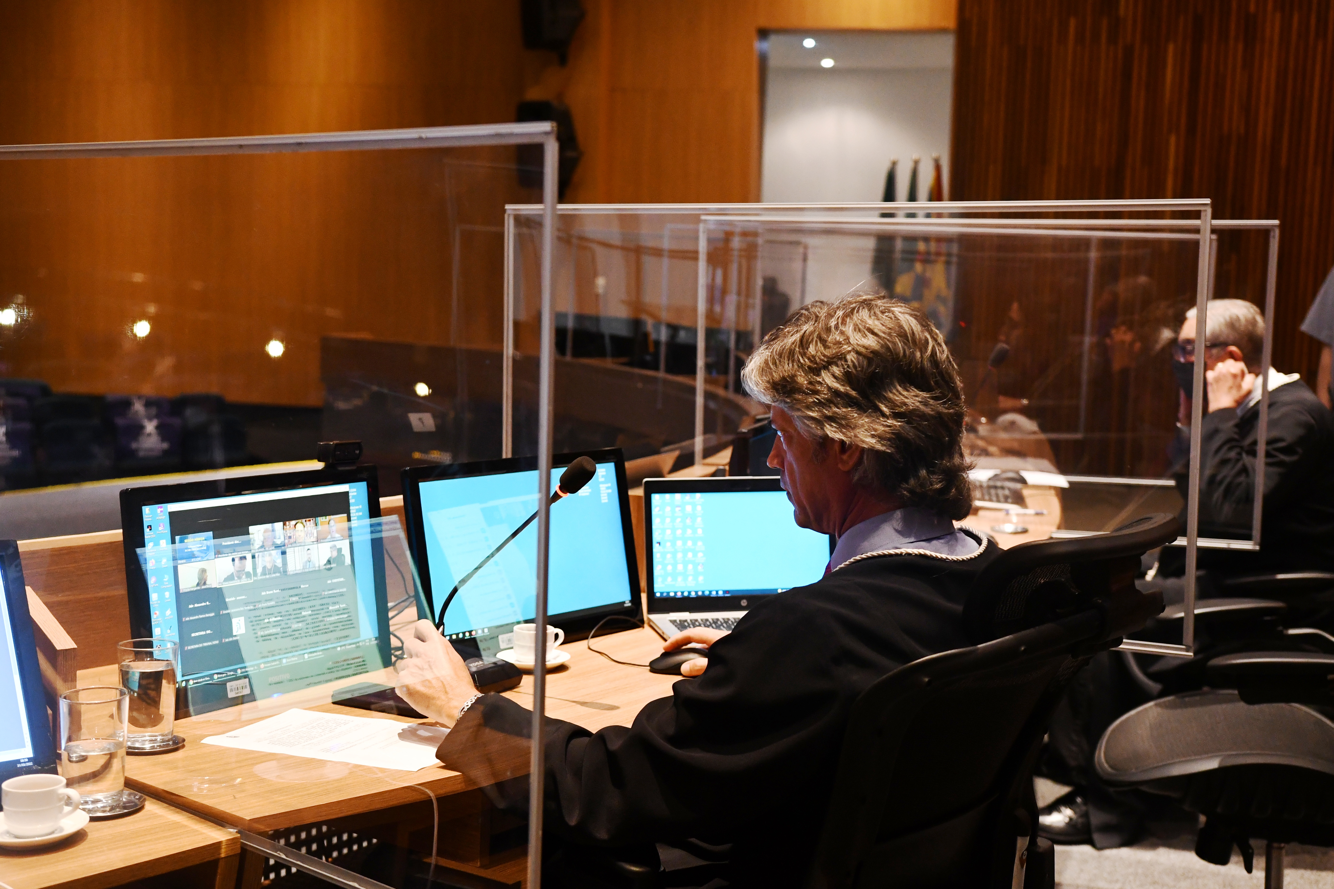 Foto do Desembargador André Luis Moraes de Oliveira no Tribunal Pleno para a realização da Sessão híbrida