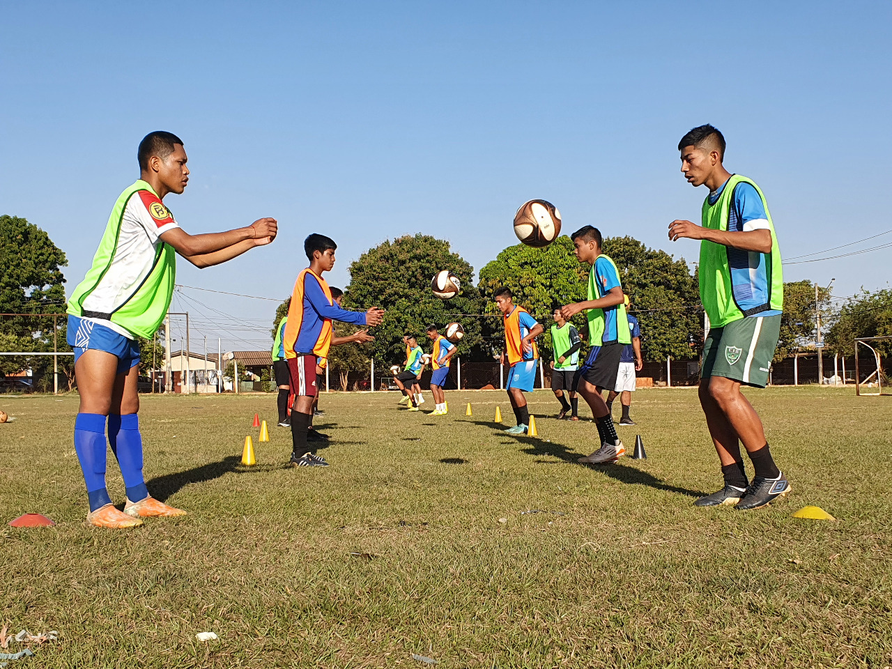 Crianças participando dos exercícios do programa.