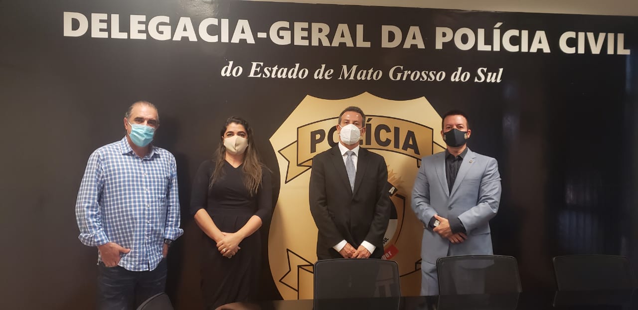 Fotografia demonstra o desembargador Amaury em visita de cortesia à Delegacia Geral da Polícia Civil