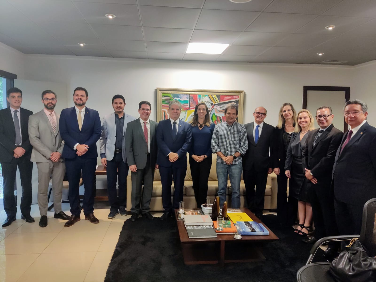 Foto que registra todos os participantes da visita do corregedor-geral do Ministério Público do Trabalho, Jeferson Luiz Pereira Coelho, do procurador-geral do MPT, José de Lima Ramos Pereira, e da procuradora-chefe do MPT-MS, Cândice Gabriela Arosio.