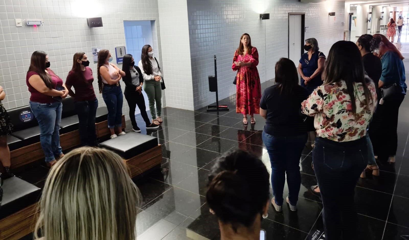 Juíza Déa Yule em roda de conversa com estudantes sobre importância da conciliação