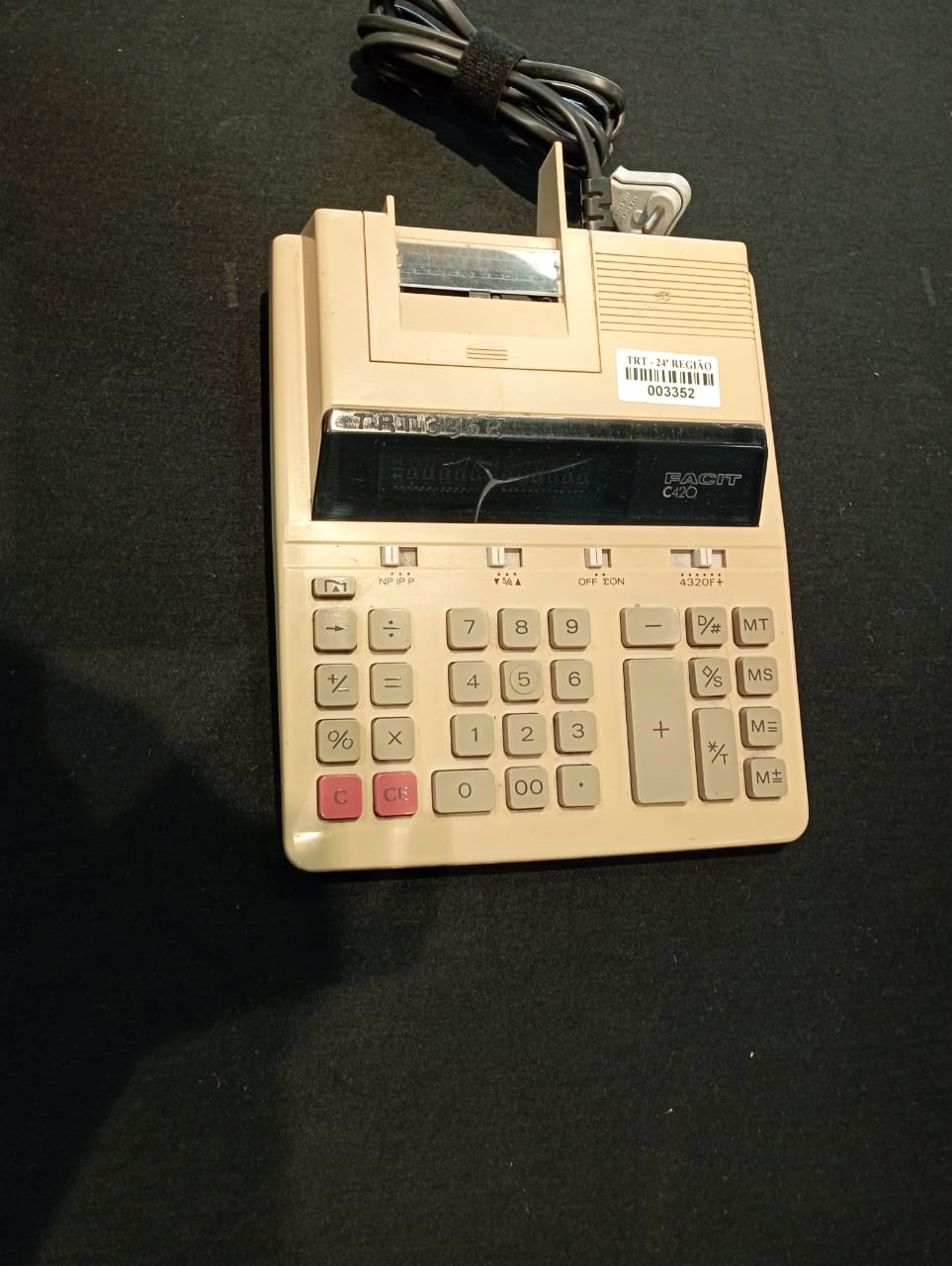 Máquina de calcular, modelo C-420, marca Facit. Essa peça foi utilizada pela Secretaria Judiciária até o ano de 2010, pela 6ª Vara do Trabalho de Campo Grande até 2012, adquirida em 1992.