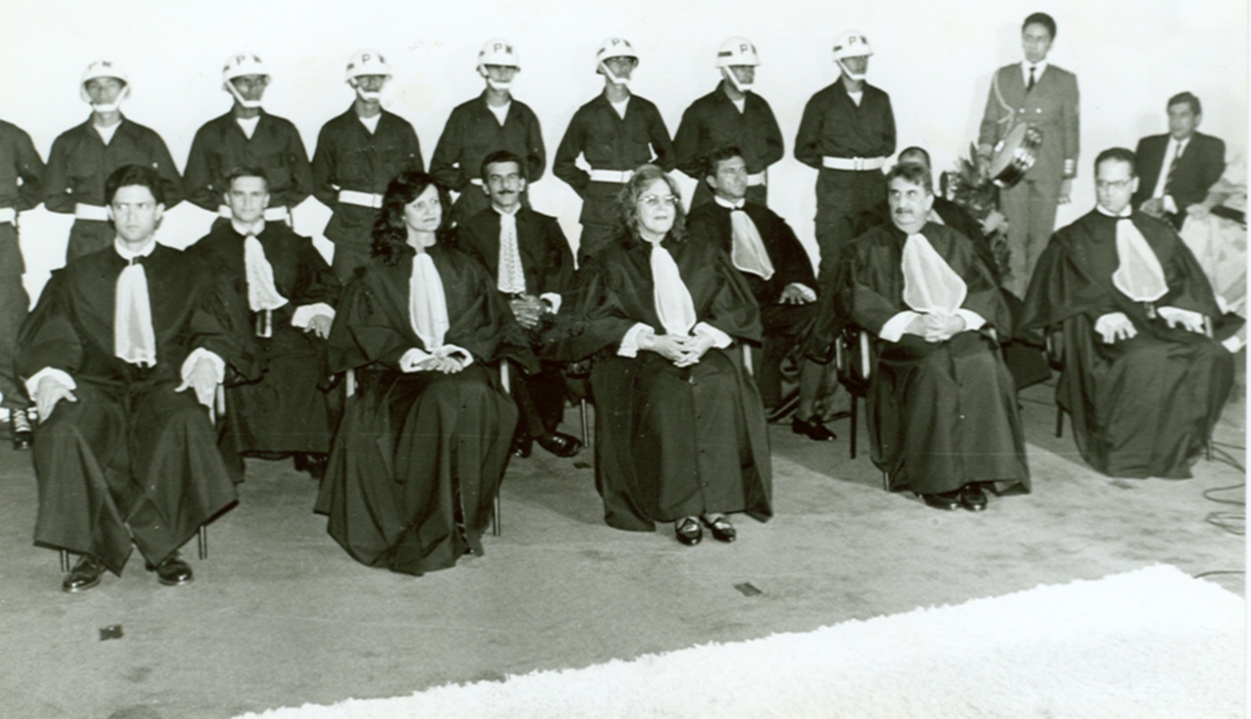 Foto dos juízes togados da 24ª Região, juízes classistas e suplentes durante a Solenidade de Instalação do TRT da 24ª Região