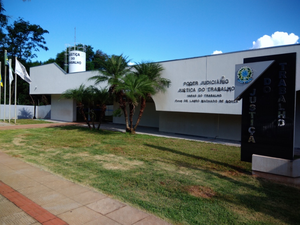 Foto da fachada do Fórum Trabalhista Doutor Lauro Machado de Souza - Dourados