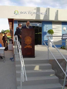Autoridades no púlpito em frente à Vara do Trabalho de Bataguassu durante a inauguração