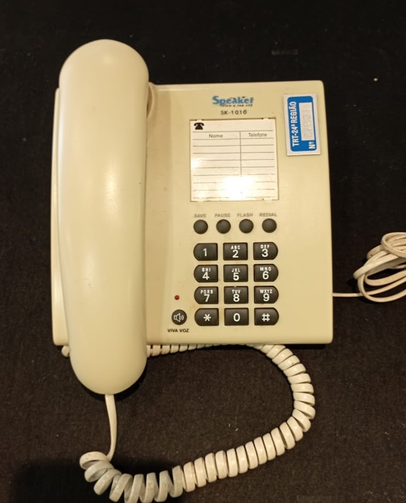  Aparelho telefônico, modelo SK-1010, marca T-KLAR. Essa peça foi utilizada pelos telefonistas, foi adquirida em 2010.