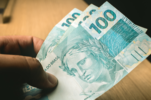Coordenador será indenizado em R$ 15 mil por transportar dinheiro em carro próprio