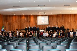 Acadêmicos de Direito acompanham sessão de julgamento e visitam o Memorial do TRT/MS