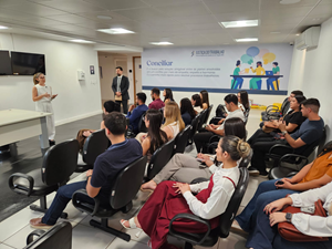 Acadêmicos de Direito da Uniderp conhecem rotina do Cejusc