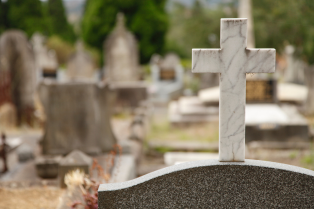 Trabalhadora que limpava banheiro em cemitério tem direito a adicional de insalubridade