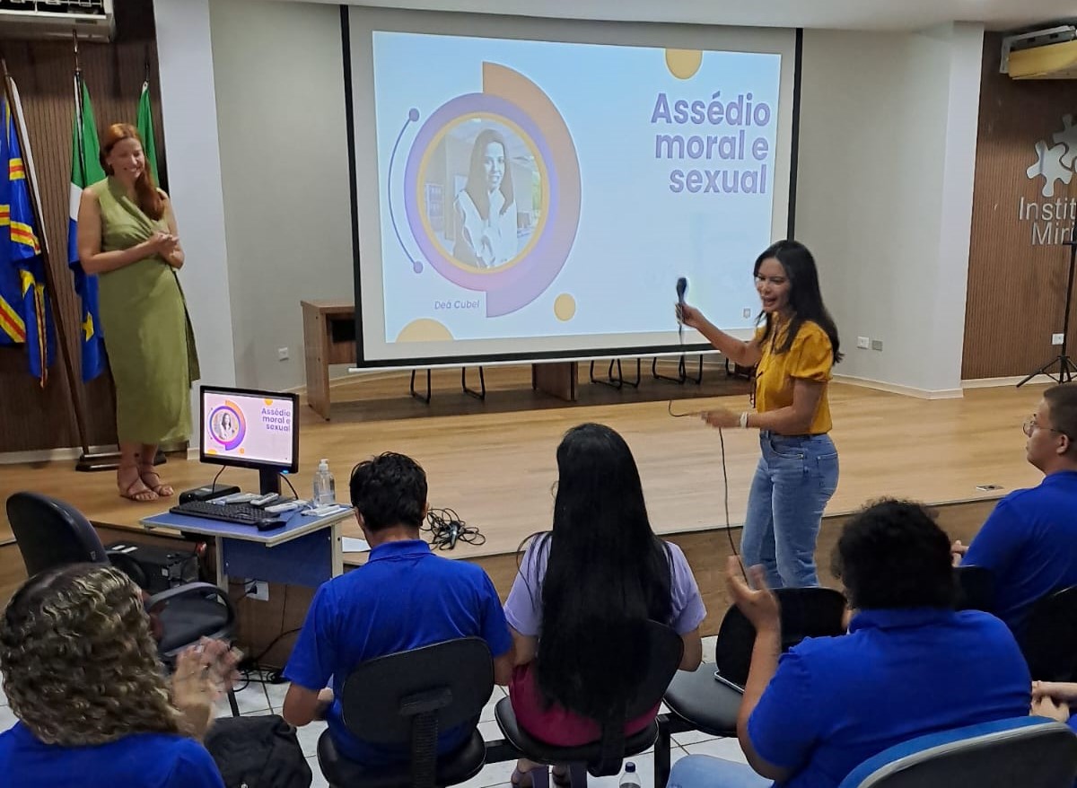 Palestra sobre combate ao assédio no ambiente de trabalho reúne cerca de 220 jovens