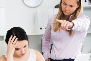 Auxiliar obrigada a limpar fábrica como punição será indenizada por assédio moral