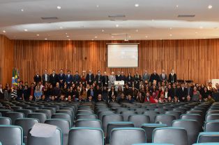 Estudantes de Direito da UFMS acompanham sessão da Primeira Turma durante visita ao TRT/MS