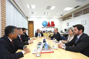 Desembargador Nicanor de Araújo Lima reúne-se com diretoria da OAB/MS