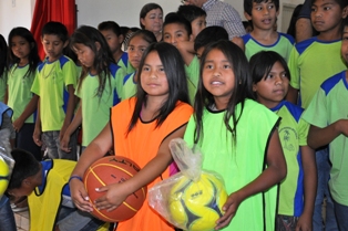 Escola indígena recebe doação de material esportivo comprado com dinheiro de indenização trabalhista