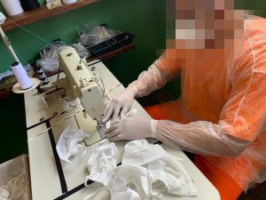 Detentos de Presídio de Segurança Máxima confeccionam uniformes e máscaras para equipes de saúde
